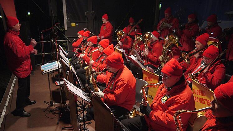 Mit Musik und dem Einzug von Christkind, Nikolaus und den Engeln ist der Neustadter Weihnachtsmarkt er&ouml;ffnet worden. - Foto: Berthold K&ouml;hler