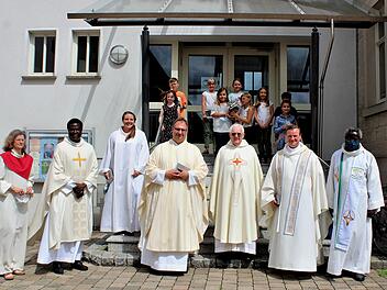 Zum "Goldenen Priesterjubiläum" von Pfarrer Ewald Thoma nahmen  viele Gratulanten bei einem Festgottesdienst teil, von links: Pastoralreferentin Dr. Andrea Friedrich, Kaplan Abbe Moise Seck, Pastoralreferentin Theresa Schwarzmann, Christian Montag (Pfarrvikar in Banz und Altenbanz), Jubilar Ewald Thoma, Albert Müller (leitender Pfarrer im Seelsorgebereich Steigerwald) und Abbe Patrice Mor Faye (Pfarrvikar in Oberhaid) sowie (im Hintergrund) die Kommunionkinder von Kirchaich. Günther Geiling