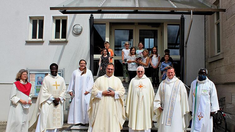 Zum "Goldenen Priesterjubiläum" von Pfarrer Ewald Thoma nahmen  viele Gratulanten bei einem Festgottesdienst teil, von links: Pastoralreferentin Dr. Andrea Friedrich, Kaplan Abbe Moise Seck, Pastoralreferentin Theresa Schwarzmann, Christian Montag (Pfarrvikar in Banz und Altenbanz), Jubilar Ewald Thoma, Albert Müller (leitender Pfarrer im Seelsorgebereich Steigerwald) und Abbe Patrice Mor Faye (Pfarrvikar in Oberhaid) sowie (im Hintergrund) die Kommunionkinder von Kirchaich. Günther Geiling