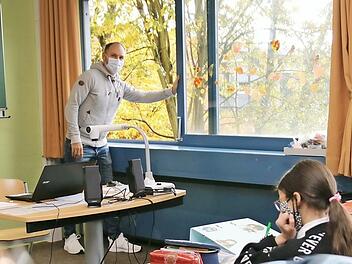 Die Carl-von-Linde-Realschule ist in der glücklichen Lage, dass sich alle Fenster in den Klassenzimmern komplett öffnen lassen. So ist ein Stoßlüften, wie es stellvertretender Schulleiter Matthias Höhn hier praktiziert, jederzeit möglich. Foto: Christine Fischer