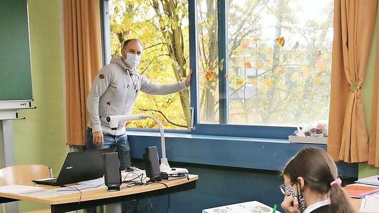 Die Carl-von-Linde-Realschule ist in der glücklichen Lage, dass sich alle Fenster in den Klassenzimmern komplett öffnen lassen. So ist ein Stoßlüften, wie es stellvertretender Schulleiter Matthias Höhn hier praktiziert, jederzeit möglich. Foto: Christine Fischer