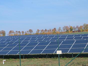 So oder ähnlich könnte es in der Zukunft zwischen Weißenbach und Detter aussehen.  Dort ist eine Freiflächenphotovoltaikanlage geplant. Symbolbild: Philipp Bauernschubert