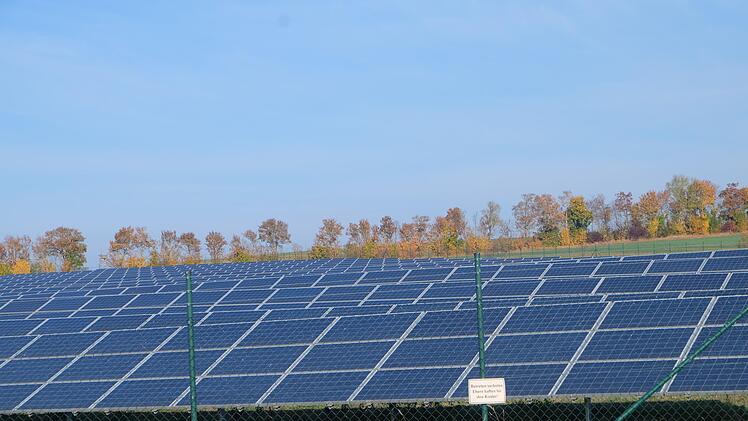 So oder ähnlich könnte es in der Zukunft zwischen Weißenbach und Detter aussehen.  Dort ist eine Freiflächenphotovoltaikanlage geplant. Symbolbild: Philipp Bauernschubert