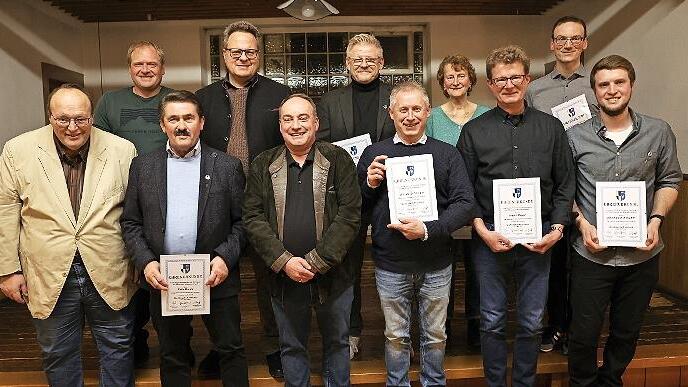 Der Vorsitzende der Stadtkapelle, Roland Jonak (links), und Dirigent Thomas Besand (Dritter von links) mit den Geehrten (vorne, von links): Fritz Bauer (30 Jahre), Werner Schneider (30 Jahre), Horst Meyer (30 Jahre) und Maximilian Schaller (15 Jah...