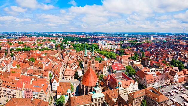 Luftbild der Sebalduskirche in der Altstadt von Nürnberg. Nürnberg ist die zweitgrößte Stadt des Bundeslandes Bayern in Deutschland. Luftbild der Altstadt von Nürnberg, aufgenommen mit einer Drohne. Saint Sebaldus or St. Sebald Church aerial panoramic view in Nuremberg old town. Nuremberg is the second largest city of Bavaria state in Germany. Nuremberg old town aerial panoramic view Luftbild Drohne Nürnberg drone shot