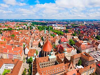 Luftbild der Sebalduskirche in der Altstadt von Nürnberg. Nürnberg ist die zweitgrößte Stadt des Bundeslandes Bayern in Deutschland. Luftbild der Altstadt von Nürnberg, aufgenommen mit einer Drohne. Saint Sebaldus or St. Sebald Church aerial panoramic view in Nuremberg old town. Nuremberg is the second largest city of Bavaria state in Germany. Nuremberg old town aerial panoramic view Luftbild Drohne Nürnberg drone shot