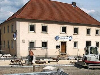 Rund um die Krone sollen die Bauarbeiten fortgesetzt werden. Doch für die aufwendiger gestalteten Bereiche des Marktplatzes sind die gelieferten Steine nicht verwendbar. Hier ruhen die Arbeiten weiter.Foto: Heike Beudert