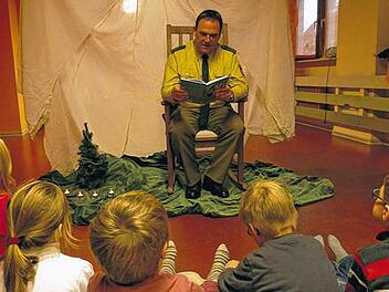 Uniformierte als Vorleser