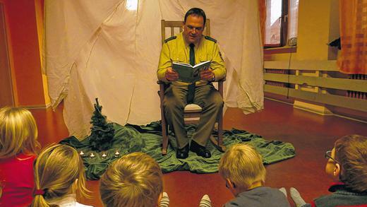 Uniformierte als Vorleser