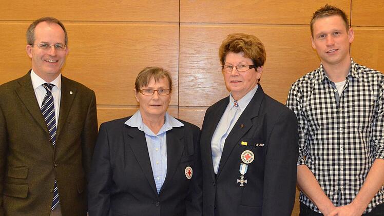 Der Kreisvorsitzende des BRK Dr. Alexander Siebel (von links) ehrte die langjährigen Bereitschaftsmitglieder Anni Hinnert, Anni Wilm und Kai Wahler.  Foto: Andreas Lomb