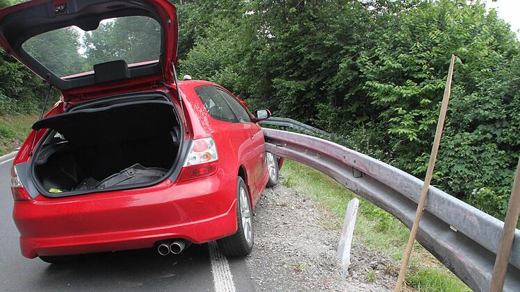 Das Auto prallte gegen die Leitplanke. Foto: Jürgen Gärtner