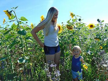 Jana und Leon machen es richtig: Sie lassen sich in Lilling nicht in einem Getreidefeld, sondern in einer Blühwiese fotografieren. Foto: Petra Malbrich