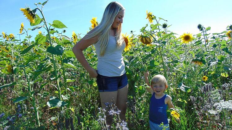Jana und Leon machen es richtig: Sie lassen sich in Lilling nicht in einem Getreidefeld, sondern in einer Blühwiese fotografieren. Foto: Petra Malbrich
