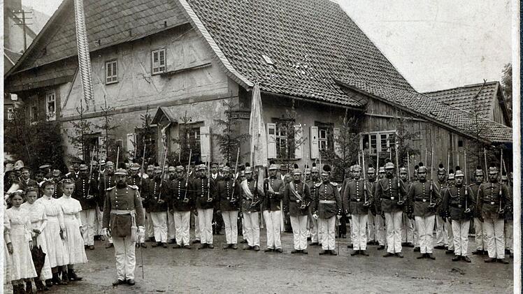 Kalender März 1905: Das älteste Bild im Kalender zeigt die Kompanie im Jahr 1905. Foto: privat