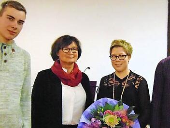 Bürgermeisterin Gisela Bauer (2.v. l.) zeichnete Markus Potzner (l.), Magdalena Windisch und Max Reichel aus.  Fotos: Petra Malbrich