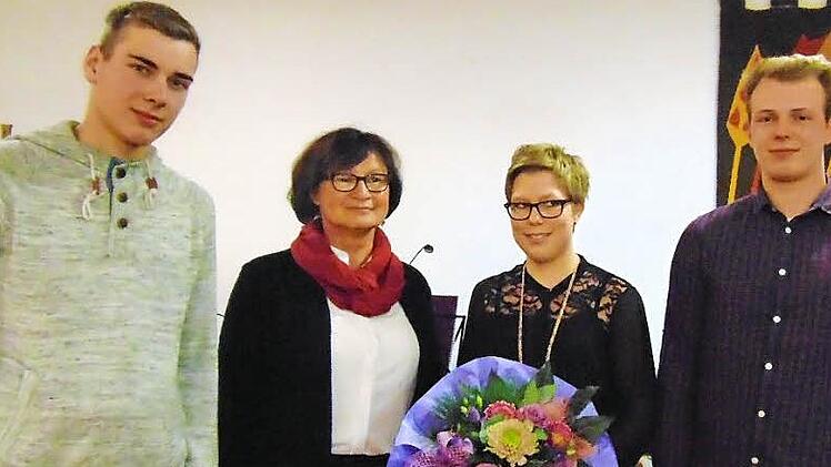 Bürgermeisterin Gisela Bauer (2.v. l.) zeichnete Markus Potzner (l.), Magdalena Windisch und Max Reichel aus.  Fotos: Petra Malbrich