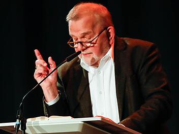 Rüdiger Safranski bei seinem Auftritt im Hallstadter Kulturboden  Foto: Matthias Hoch