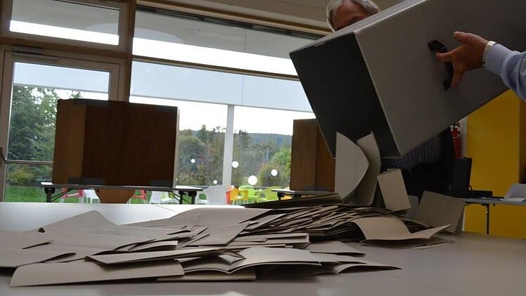 Kurz nach 18 Uhr werden die Urnen umgekippt und die Wahlzettel ausgezählt. Foto: Ronald Heck