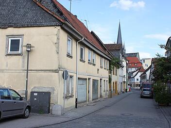 An dieser Stelle der Kirchgasse (Ecke Bgm.-Dr.-Hauptmann-Ring) werden die vorderen drei Häuser links im Bild abgerissen und durch einen Neubau ersetzt. Der Gebäudekomplex soll sich gut einfügen und Raum für Tagespflege, Betreutes Wohnen, Arztpraxen sowie Büros schaffen.