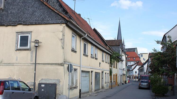 An dieser Stelle der Kirchgasse (Ecke Bgm.-Dr.-Hauptmann-Ring) werden die vorderen drei Häuser links im Bild abgerissen und durch einen Neubau ersetzt. Der Gebäudekomplex soll sich gut einfügen und Raum für Tagespflege, Betreutes Wohnen, Arztpraxen sowie Büros schaffen.