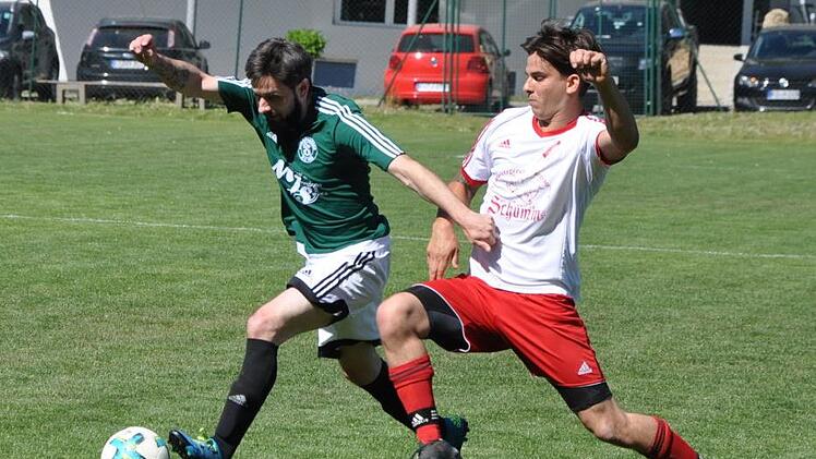 SV-Verteidiger Tobias Schneider mit sauberem Tackling gegen Schlaifhausens Markus Hendel (li.) , der kurz nach dem Seitenwechsel den Ausgleich per Sonntagsschuss erzielte.