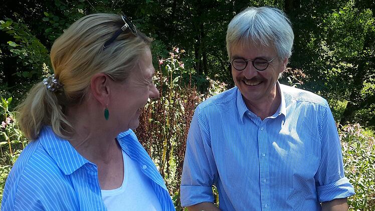 Erfahrungsaustausch in lockerer Atmosphäre: Kurdirektorin Andrea Schallenkammer (links) und Richard Mergner freuten sich über die große Resonanz bei der Rundreise zu diversen Naturschutz-Projekten. Foto: Rolf Pralle