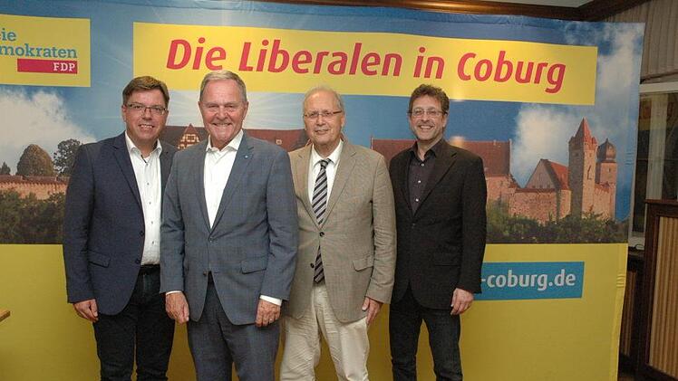 Der Coburger Stadt- und Kreisrat Thomas Nagel, Gast Wolfgang Heubisch, Ulrich Herbert und Gerold Gebhard machten deutlich, dass sie sich alle für die Chancengleichheit zwischen Stadt und Land und die Stärkung des ländlichen Raumes einsetzen wollen. Foto: Edwin Meißinger