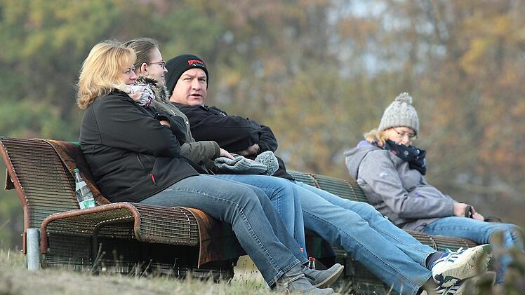 Gelassen und gut eingepackt verfolgen die kundigen Zuschauer das Nachbarderby.