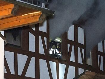 In Baunach im Kreis Bamberg ist es in den Morgenstunden des Sonntags (14. April 2019) zu einem Brand gekommen. Foto: Merzbach/NEWS5