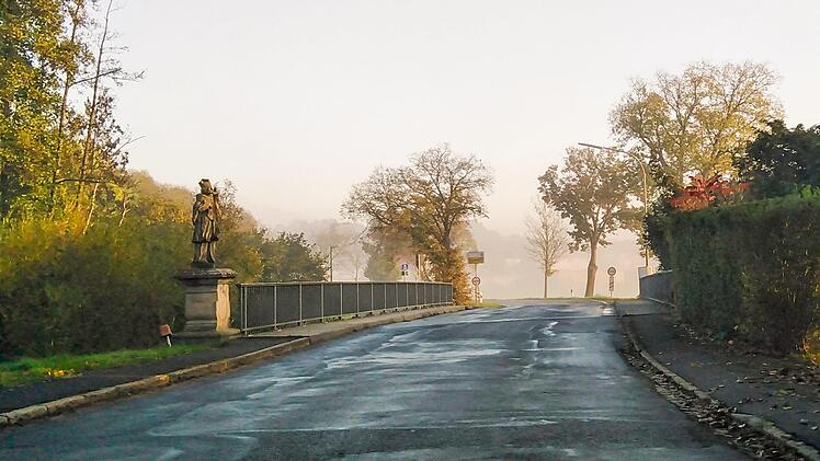 Vor dem Baubeginn: Der Fahrbahnzustand  im &Uuml;bergangsbereich zur Br&uuml;cke &uuml;ber die Reiche Ebrach am Ortsende von Elsendorf ist schlecht. Dieses Teilst&uuml;ck wird ab Freitag saniert und die Stra&szlig;e gesperrt.  Hauenstein