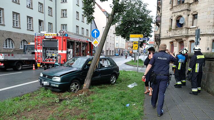 Nach Überholvorgang von Straße abgekommen und mit Baum kollidiert