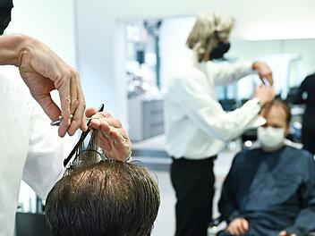 Was ist im Friseursalon erlaubt, was nicht? Bei den Coburgern herrsche darüber durchaus Verunsicherung. Foto: Arne Dedert/dpa