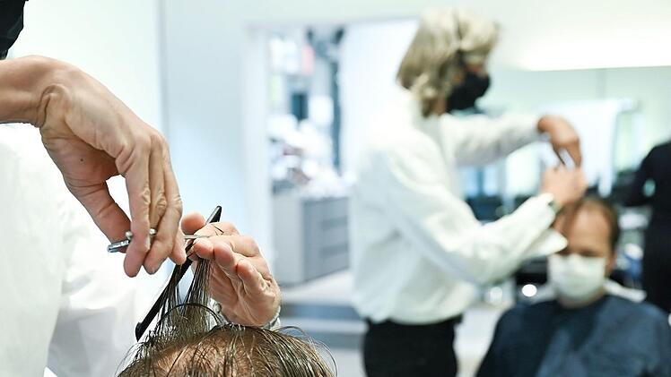 Was ist im Friseursalon erlaubt, was nicht? Bei den Coburgern herrsche darüber durchaus Verunsicherung. Foto: Arne Dedert/dpa