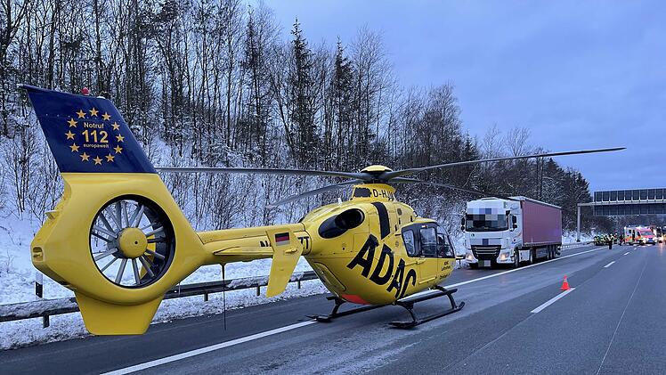Transporter kracht in Lastwagen: Drei Personen verletzt