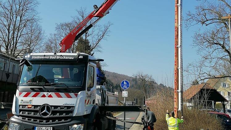 Mitarbeiter der Stadtwerke und des Bauhofs hängten die Schlagbaumrohre  an einen Autokran und trennten sie ab. Foto: Michael Kapitz/Polizei