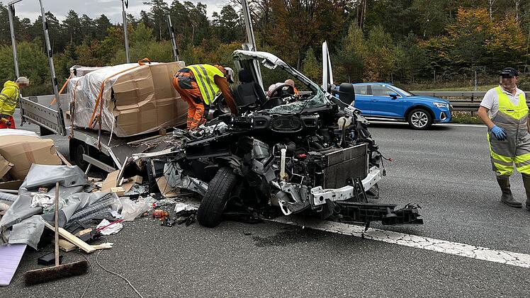 A9 bei Nürnberg: Auffahrunfall unter zwei Lastwagen