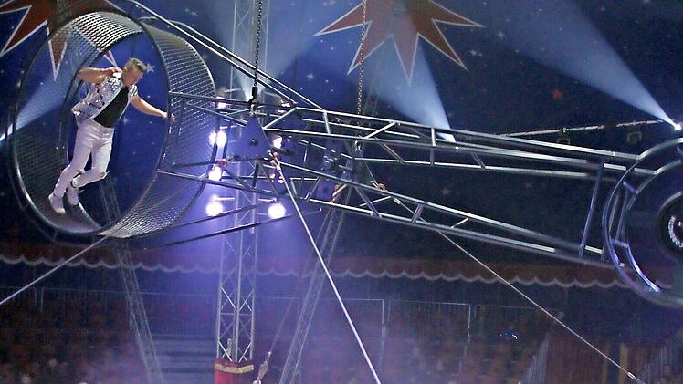 Das Todesrad ist eines der Highlights des &bdquo;Circus Karl Altoff K&ouml;llner&ldquo;.