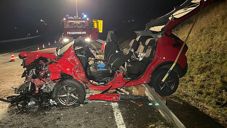 Frontalzusammenstoß: Drei Verletzte nach Unfall auf B22.