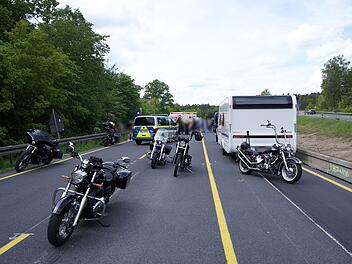 Schwerer Unfall auf B505: Biker st&uuml;rzt und wird von Transporter &uuml;berrollt