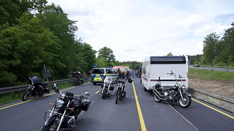 Schwerer Unfall auf B505: Biker st&uuml;rzt und wird von Transporter &uuml;berrollt