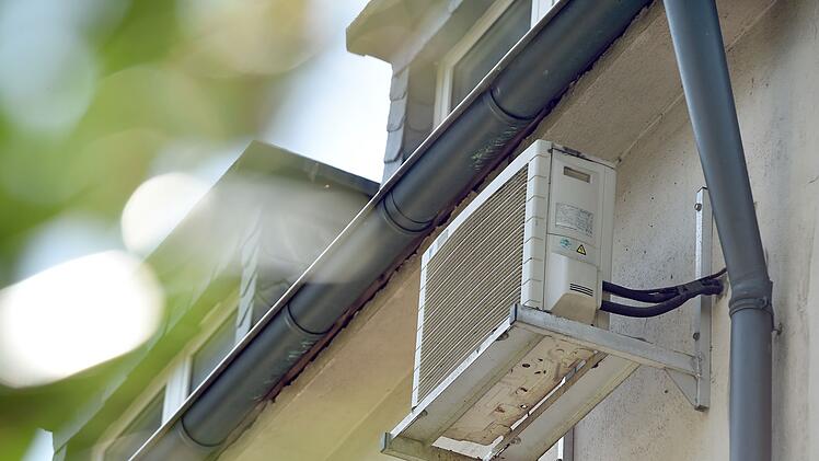 Klimaanlage an der Hauswand eines Mehrfamilienhauses