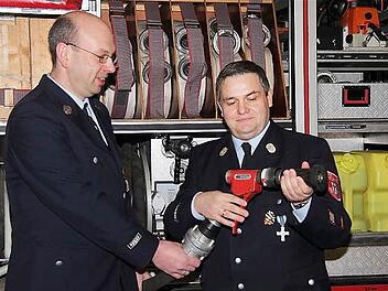 Die Kommandanten André Emmerth und Manfred Reith am Löschfahrzeug, das im Vorjahr repariert werden musste. Fotos: Gerd Schaar