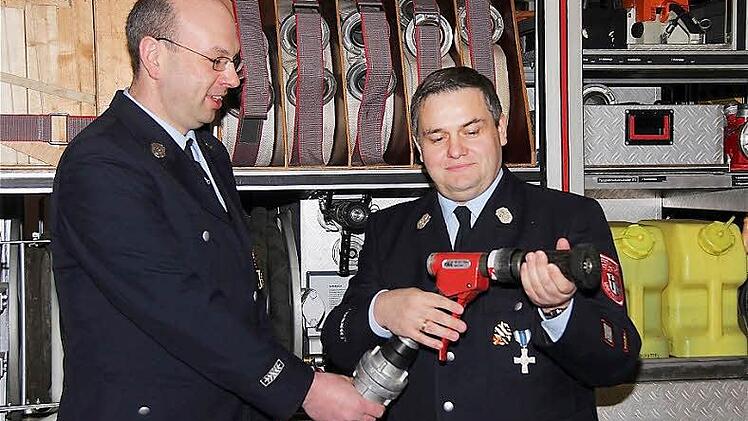 Die Kommandanten André Emmerth und Manfred Reith am Löschfahrzeug, das im Vorjahr repariert werden musste. Fotos: Gerd Schaar