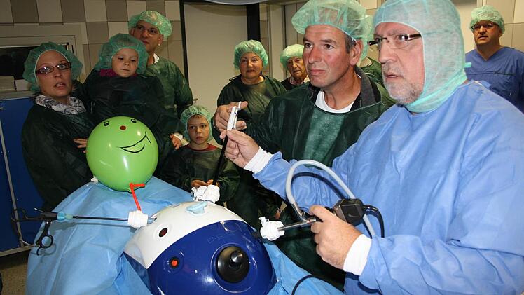 Unter Anleitung von Pfleger Siegfried Neubeck (von rechts) hat sich Rudolf Rottmann in der Prümmer-Klinik als Operateur versucht.