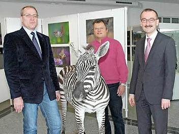 Museumsleiter Carsten Ritzau sowie Gerhard Haderlein und Hans-Herbert Hartan vom Verein Förderer der Coburger Landesstiftung (von links) mit dem Neuzugang. Foto: Edwin Meißinger