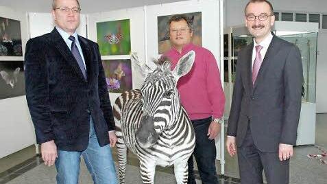 Museumsleiter Carsten Ritzau sowie Gerhard Haderlein und Hans-Herbert Hartan vom Verein Förderer der Coburger Landesstiftung (von links) mit dem Neuzugang. Foto: Edwin Meißinger