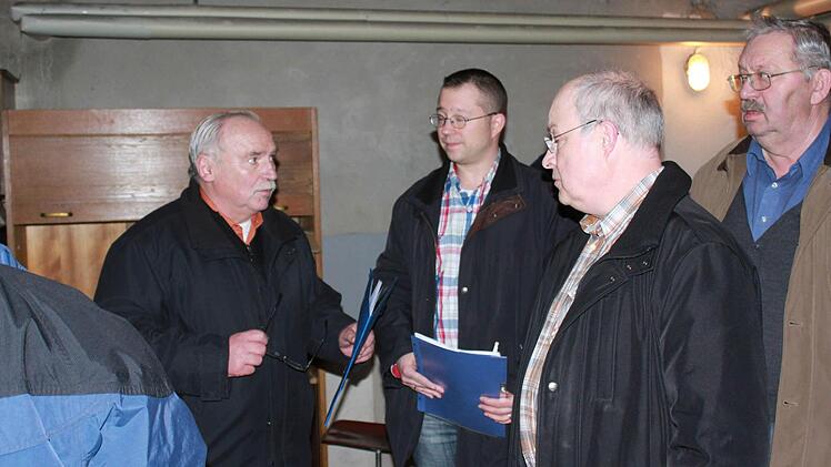 "Wir haben Möglichkeit für 26 000 Liter Heizöl" erklären Bürgermeister Hermann Martin und Stefan Hofmann vom Bauamt dem Gemeinderat vor Ort. Foto: Becht