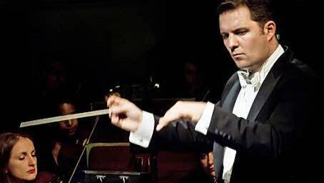 Johannes Klumpp dirigierte das Philharmonische Orchester. Foto: Jochen Berger