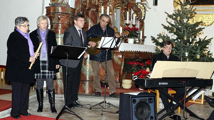 Unter der Leitung von Organist Roland Schöps am Klavier trat die Gruppe "Fränkischer Wind" auf.   Foto: Michael Wunder
