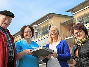 Amtsübergabe im Freundeskreis: Britta Bildhauer (2. von rechts) übernimmt von ihrer Vorgängerin Renate Schiefer den Vereinsordner. 2. Vorsitzender bleibt Karl Beudert. Rechts im Bild: Heimleiterin Monika Müller.  Foto: Heike Beudert